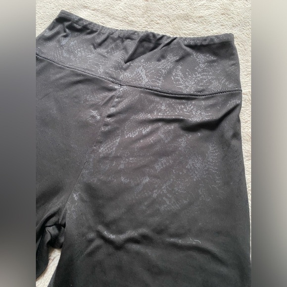 American Eagle Snake Print Bike Shorts 💕 - Picture 2 of 6